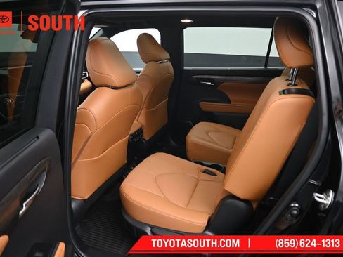 Used 2023 Toyota Highlander Platinum AWD/4WD image 10