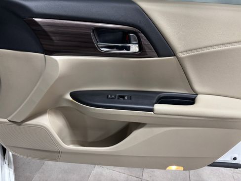 Used 2017 Honda Accord Touring image 16