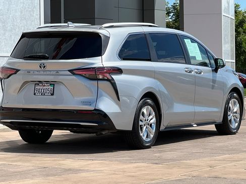 Certified 2022 Toyota Sienna Limited AWD/4WD image 4