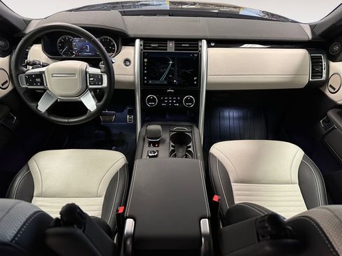 Used 2023 Land Rover Discovery Metropolitan Edition image 10