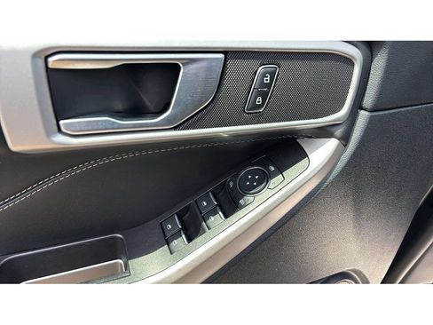Used 2023 Ford Explorer XLT AWD/4WD image 20