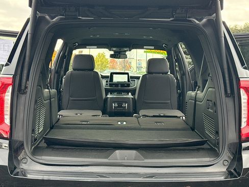 Used 2024 GMC Yukon XL SLT w/ SLT Luxury Package image 7