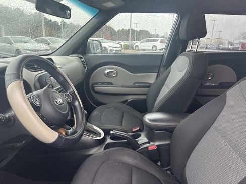 Used 2017 Kia Soul + image 3