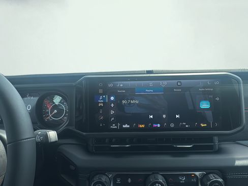 Used 2024 Jeep Gladiator Rubicon AWD/4WD image 13