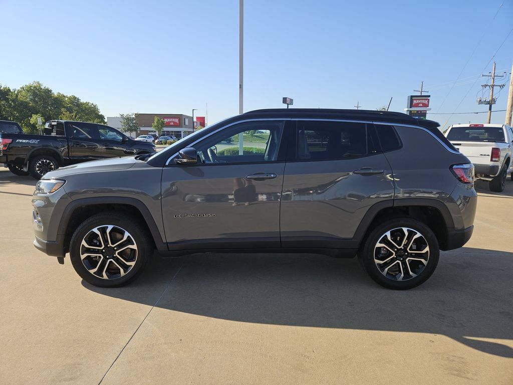 Used 2023 Jeep Compass Limited w/ Sun and Sound Group AWD/4WD image 4