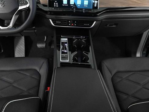 Certified 2024 Volkswagen Atlas SE FWD image 15