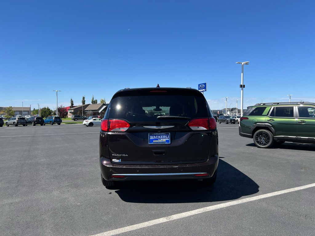 Used 2017 Chrysler Pacifica Touring-L FWD image 35