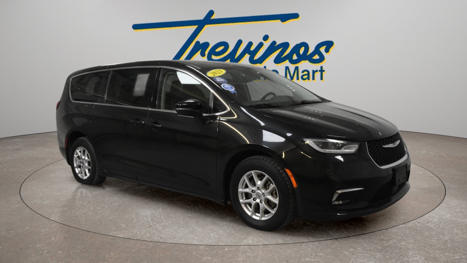 Used 2023 Chrysler Pacifica Touring-L FWD image 1