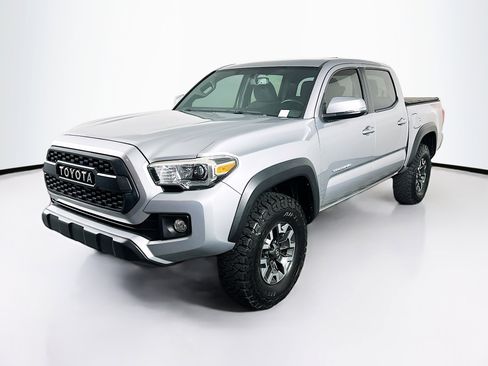 Used 2017 Toyota Tacoma TRD Off-Road w/ Premium & Technology Package image 3