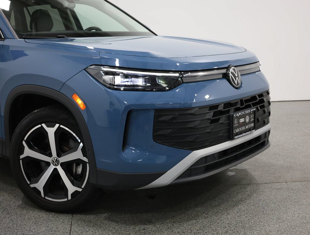 Used 2025 Volkswagen Tiguan SE AWD/4WD image 3