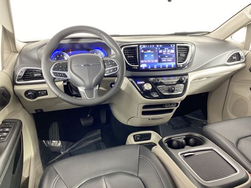 Used 2024 Chrysler Pacifica Touring-L image 18