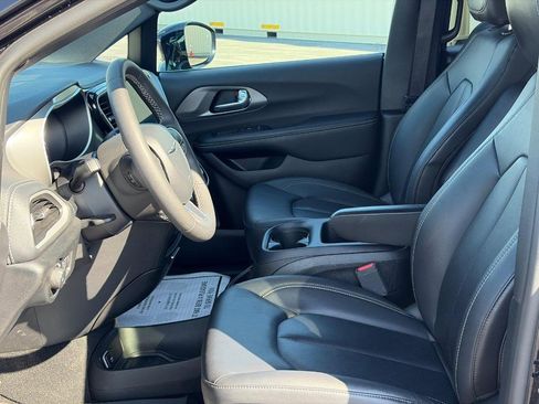 Used 2025 Chrysler Pacifica Select FWD image 18