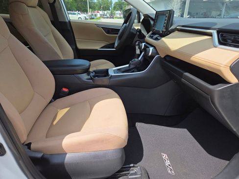 Used 2021 Toyota RAV4 LE FWD image 14