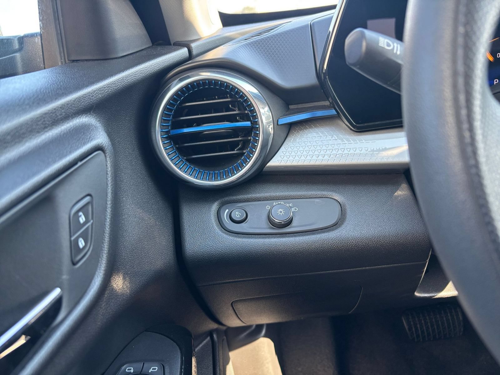 Used 2025 Chevrolet Trax LT FWD image 32