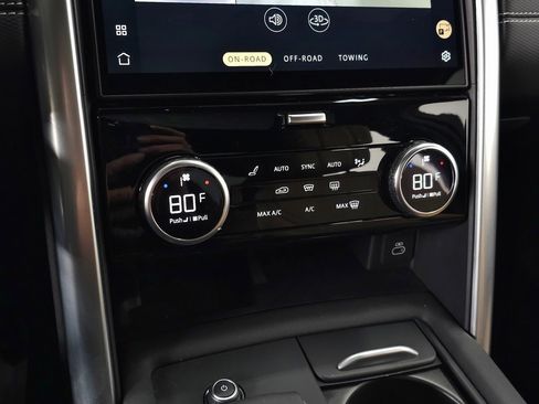 Used 2025 Land Rover Discovery Dynamic SE image 34