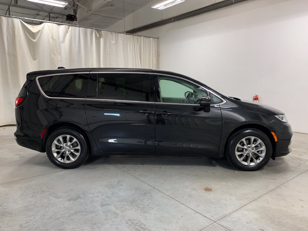 Used 2023 Chrysler Pacifica Touring-L w/ Uconnect Theater Family Group AWD/4WD image 12