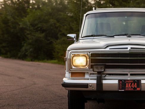 Used 1989 Jeep Grand Wagoneer image 12