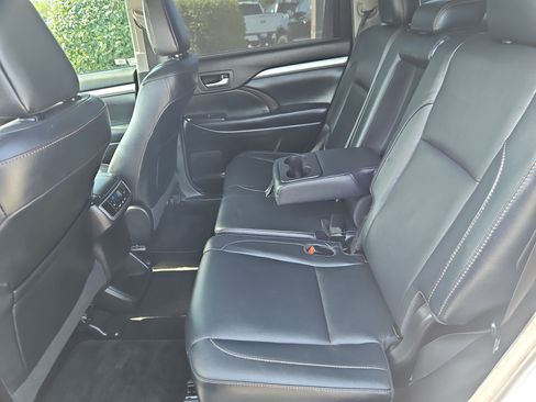 Used 2018 Toyota Highlander XLE AWD/4WD image 10