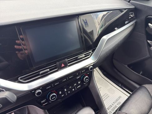 Used 2022 Kia Niro EX image 12