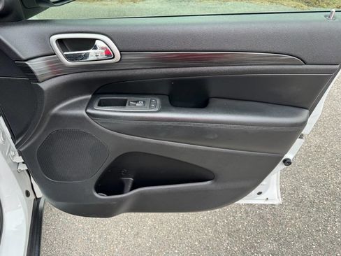 Used 2019 Jeep Grand Cherokee Laredo image 45