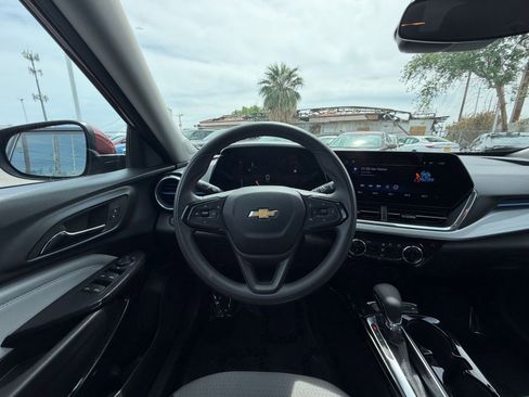 Used 2025 Chevrolet Trax LT image 33