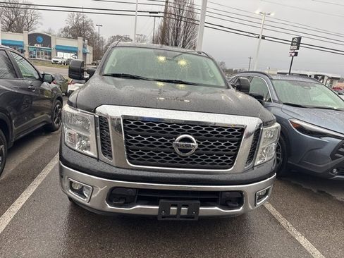 Used 2017 Nissan Titan SV image 2