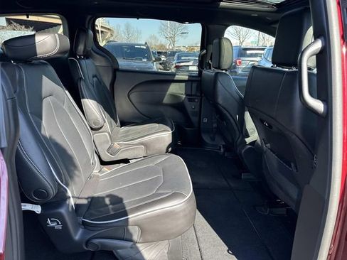 Used 2023 Chrysler Pacifica Limited w/ S Appearance Package image 13