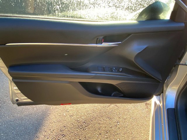 Used 2022 Toyota Camry SE FWD image 12