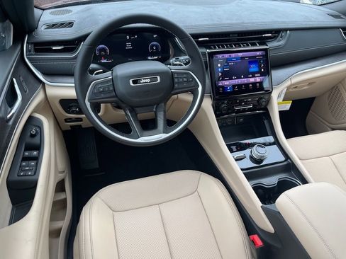 New 2025 Jeep Grand Cherokee Limited w/ Luxury Tech Group II AWD/4WD image 9