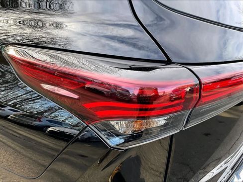 Used 2025 Toyota Highlander Platinum AWD/4WD image 27