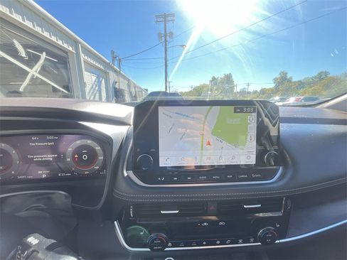 Used 2021 Nissan Rogue Platinum image 18