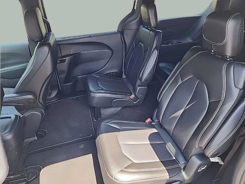 Used 2023 Chrysler Pacifica Touring-L w/ S Appearance Package AWD/4WD image 17