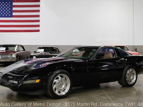 Used 1996 Chevrolet Corvette Coupe RWD image 3