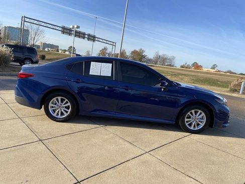 Used 2025 Toyota Camry LE image 12