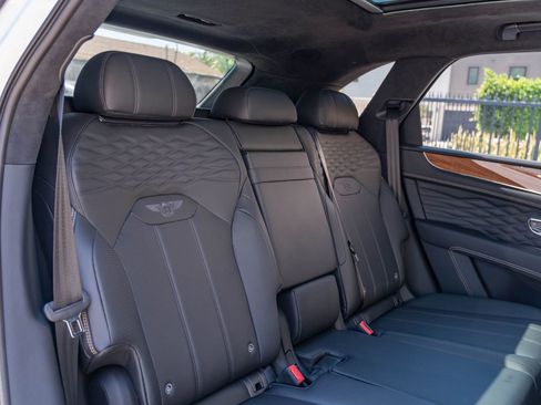 Used 2024 Bentley Bentayga image 23