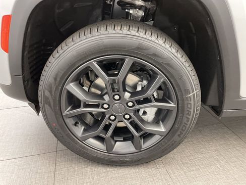 New 2025 Jeep Grand Cherokee Limited image 8