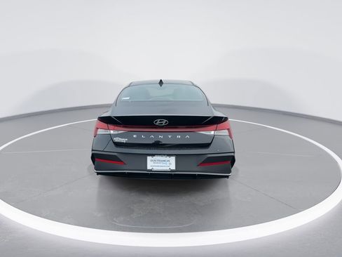 Used 2024 Hyundai Elantra SE FWD image 7