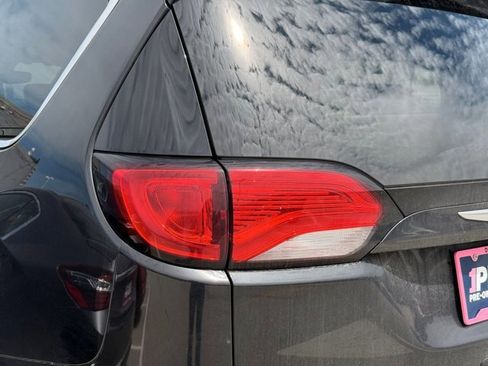 Used 2019 Chrysler Pacifica Touring-L FWD image 12