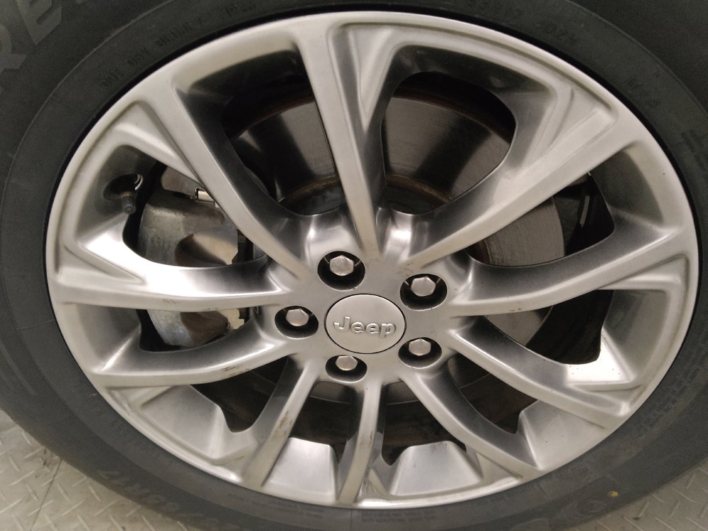Used 2019 Jeep Cherokee Latitude Plus w/ Cold Weather Group AWD/4WD image 31