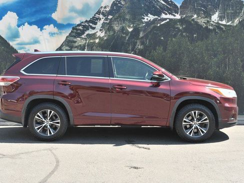 Used 2016 Toyota Highlander XLE AWD/4WD image 2