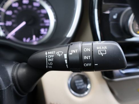 Used 2023 Toyota Highlander XLE FWD image 42