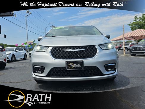Used 2023 Chrysler Pacifica Touring-L FWD image 3