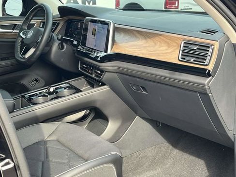 Used 2024 Volkswagen Atlas SE w/ Panoramic Sunroof Package image 27