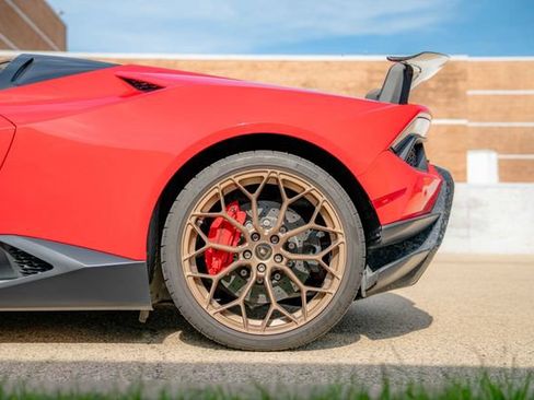 Used 2018 Lamborghini Huracan Performante AWD/4WD image 35