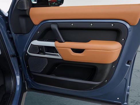 Used 2024 Land Rover Defender 110 SE image 32