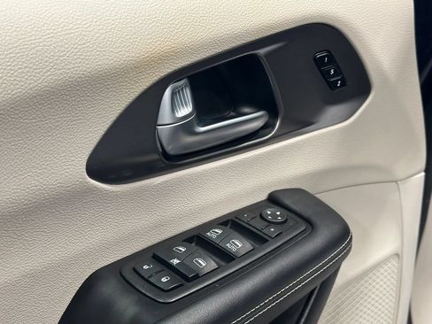 Used 2024 Chrysler Pacifica Touring-L FWD image 13
