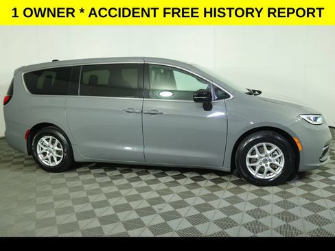 Used 2025 Chrysler Pacifica Select FWD image 2
