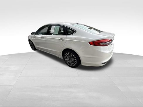 Used 2017 Ford Fusion SE w/ Fusion SE Technology Package FWD image 3