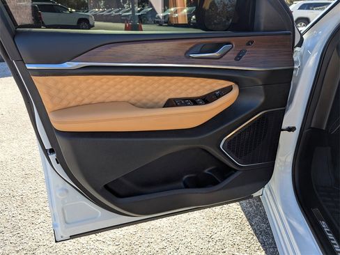 Used 2025 Jeep Grand Cherokee Summit w/ Obsidian Package image 18