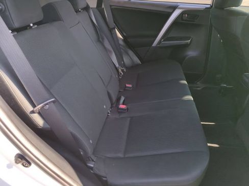 Used 2018 Toyota RAV4 LE FWD image 29